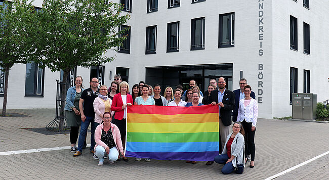 Regenbogenband über Deutschland zum Internationalen Tag gegen Homo-, Bi-, Inter* und Trans*feindlichkeit (IDAHOBIT*)