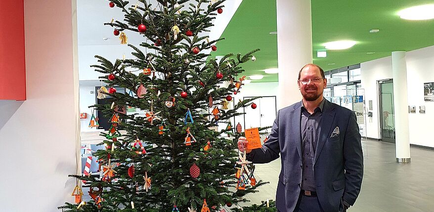 Landrat Martin Stichnoth vor dem Weihnachtswunschbaum des Landkreises Börde in Haldensleben