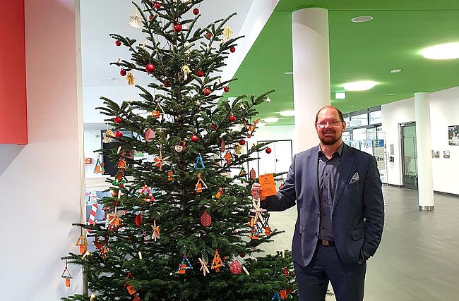 Landrat Martin Stichnoth vor dem Weihnachtswunschbaum des Landkreises Börde in Haldensleben