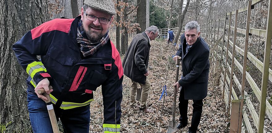 Foto Landkreis Börde / im "Hohen Holz" wird der Baum des Jahres 2023, die Moorbirke, gepflanzt. Vorn Landrat Martin Stichnoth. Im Hintergrund Manfred Behrens, Bürgermeister von Ebendorf.