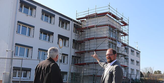Foto Uwe Baumgart / Landrat Martin Stichnoth und Amtsleiter Guido Kambach informieren sich über den Baufortschritt am Verwaltungsgebäude des Landrkeises Börde in Haldensleben - Kronesruhe