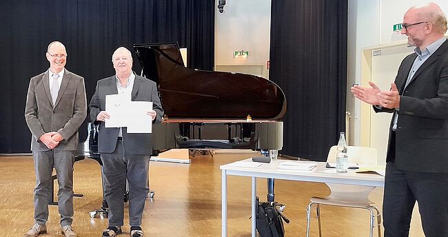 Foto Landkreis Börde / Armin Hartwig nimmt die Urkunde für die Kreismusikschule Wolmirstedt / Haldensleben in Empfang.