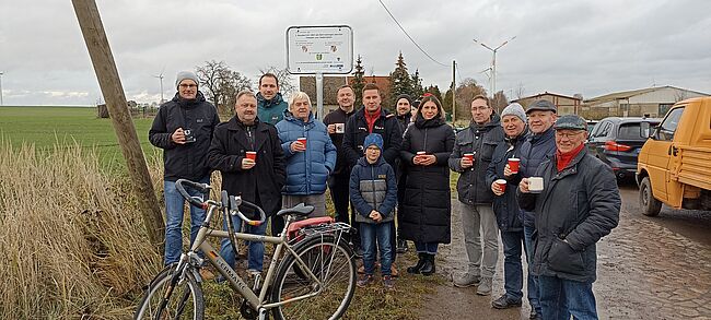 Foto Landkreis Börde / die Akteure und Initiatoren des "Ferkeltaxenradweges" nehmen Aufstellung zum Erinnerungsfoto