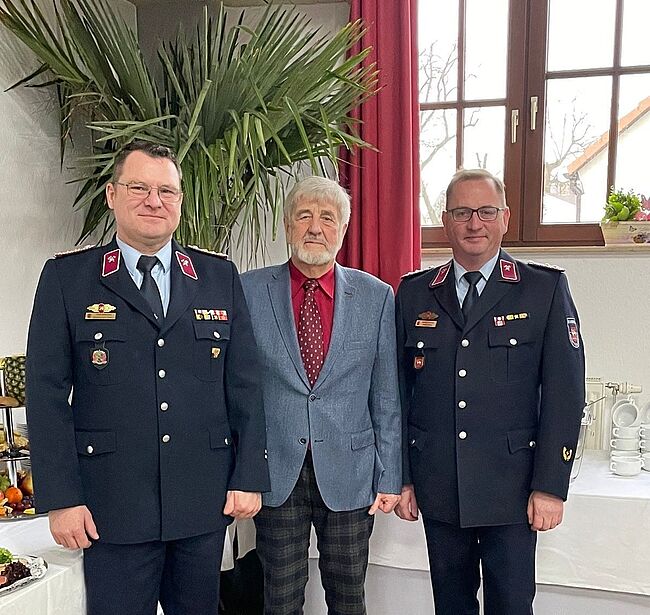Landkreis Börde / der Colbitzer Ehrenkreisbrandmeister Klaus Gutsche (Bildmitte) hat seinen 80. Geburtstag gefeiert. Hier gratulieren Frank Alvermann (links) und Kreisbrandmeister Matthias Schumann.
