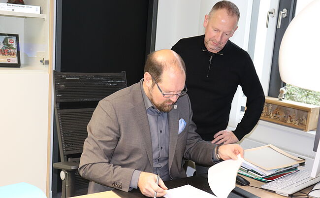 Foto Uwe Baumgart / Rüdiger Mages, Leiter des Amtes für Gesundheit und Verbraucherschutz legt Landrat Martin Stichnoth die tiergesundheitsrechtliche Allgemeinverfügung zur Unterschrift vor