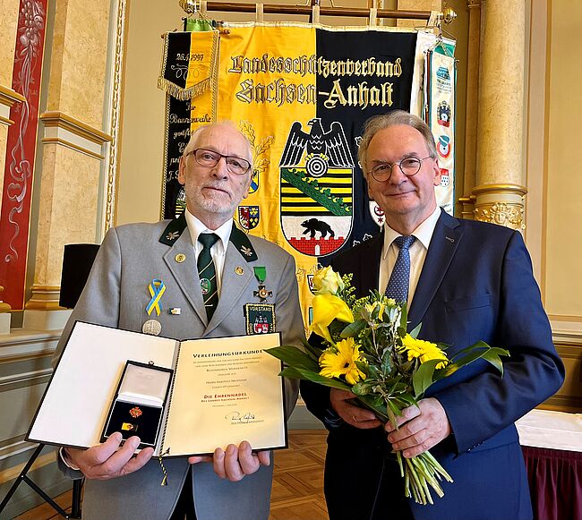Foto Staatskanzlei Peter Gercke / auf einem Empfang des Ministerpräsidenten für Schützenverbände und Schützenvereine aus Sachsen-Anhalt wird Hartmut Neumann am 8. OKtober 2022 mit der Ehrennadel des Ministerpräsidenten geehrt.