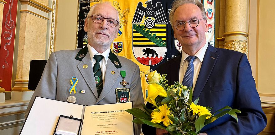 Foto Staatskanzlei Peter Gercke / auf einem Empfang des Ministerpräsidenten für Schützenverbände und Schützenvereine aus Sachsen-Anhalt wird Hartmut Neumann am 8. OKtober 2022 mit der Ehrennadel des Ministerpräsidenten geehrt.