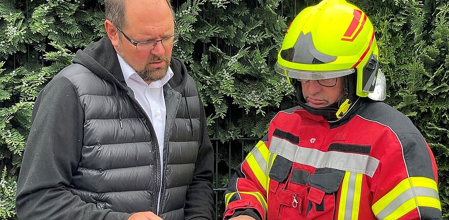 Landkreis Börde / Rückblick, Kreisbrandmeister Matthias Schumann informiert Landrat Martin Stichnoth über die Unwetterlage der vergangen Nacht, speziell über die Einsätze der Freiwilligen Feuerwehren